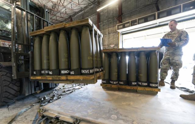 Снаряды, предназначенные для отправки на Украину в качестве помощи от США
