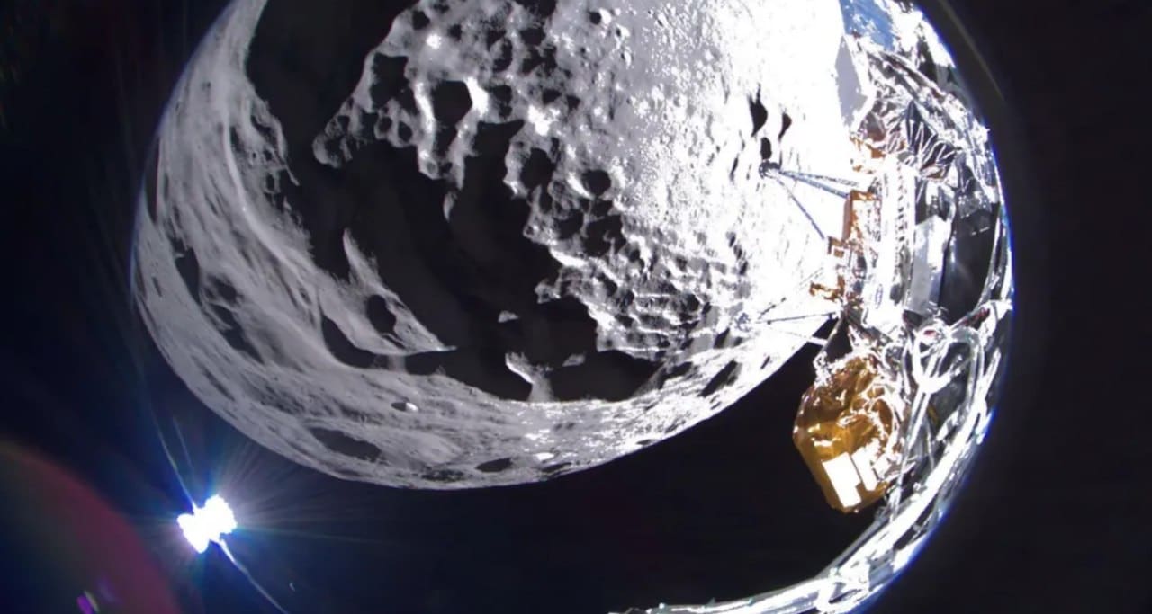 Снимок Луны, сделанный аппаратом «Одиссей» с высоты в десять километров. Компания не предоставила снимков, сделанных аппаратом после прилунения, что может быть как-то связано с проблемами ориентации антенны связи
