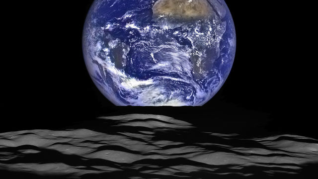 Снимок планеты Земля с орбиты Луны