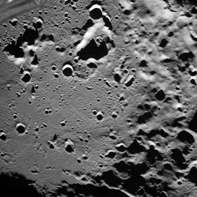 Снимок южного полярного кратера Зееман на обратной стороне Луны, сделанный автоматической станцией «Луна-25», 17 августа 2023 года