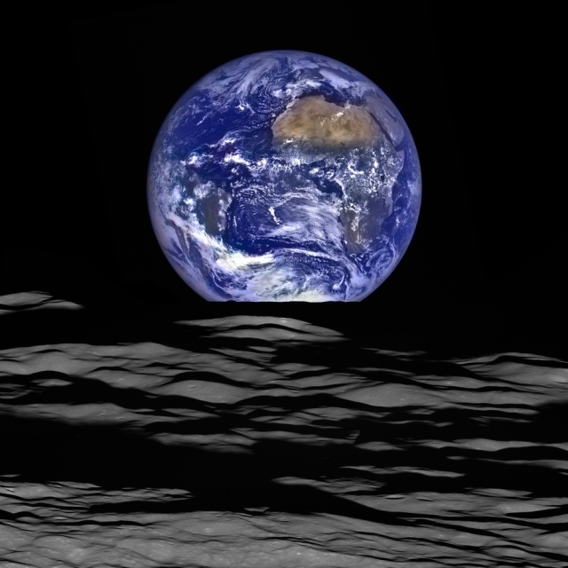Снимок Земли на фоне лунного горизонта, полученный с помощью камеры LROC космического аппарата LRO в октябре 2015 года. NASA/GSFC/Arizona State University