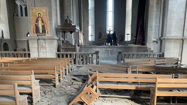 Собор Святого Христа Всеспасителя, поврежденный в результате обстрела города Шуша в Нагорном Карабахе