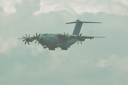 Собранные под Севильей военно-транспортные самолеты А400М используются для доставки военной техники на польские аэродромы. Фото Владимира Карнозова