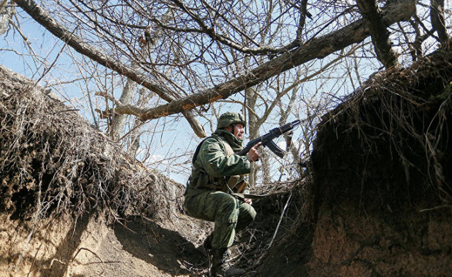 Солдат Донецкой Народной Республики на линии разграничения между ДНР и Украиной