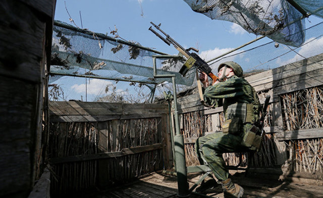 Солдат Донецкой Народной Республики на линии разграничения между ДНР и Украиной