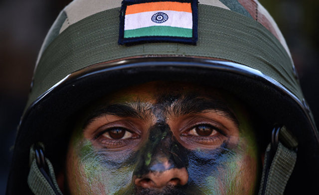 Солдат индийской армии во время учений в Аунде в округе Пуна