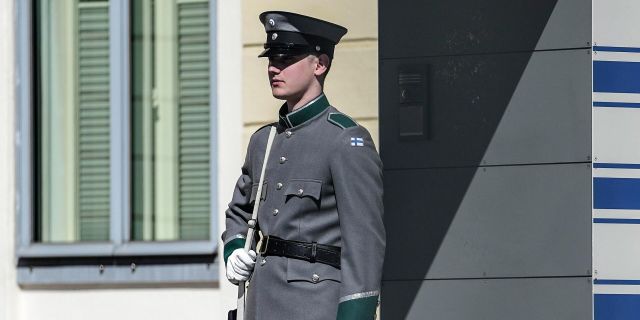 Солдат на посту у Президентского дворца в Хельсинки, Финляндия