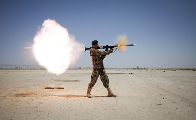 Солдат стреляет из РПГ-7 во время боевой тренировки в Афганистане