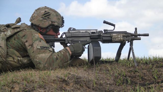 Солдат армии США ведет огонь из пулемета M249 SAW