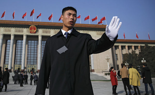 Солдат в преддверии открытия сессии китайского национального народного конгресса в Пекине