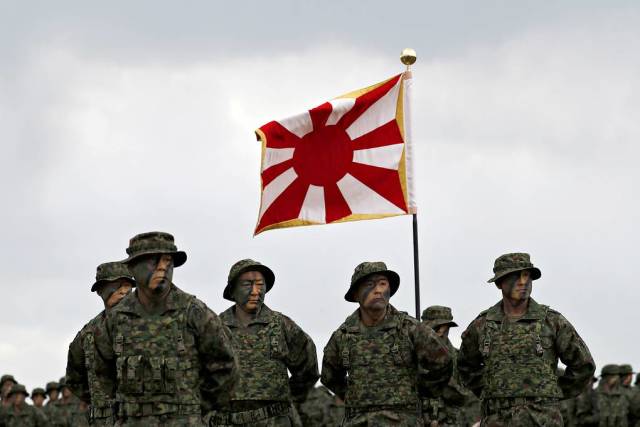 Солдаты Амфибийной бригады быстрого развертывания Сухопутных сил самообороны Японии