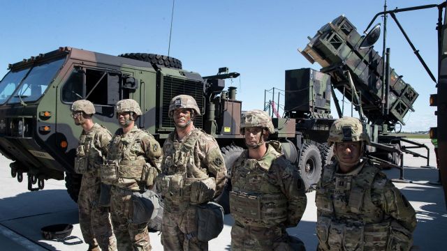 Солдаты армии США рядом с батареей "Патриот" во время учений по развертыванию ракетной системы дальнего действия "Патриот"