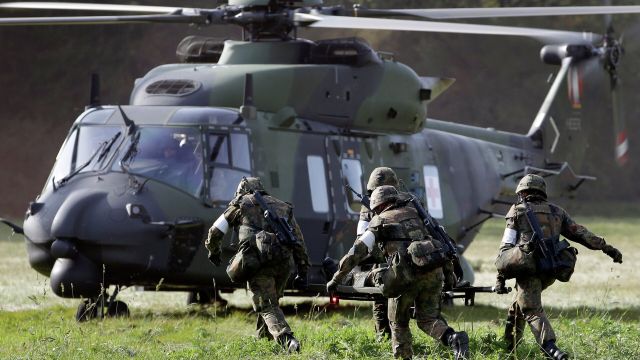 Солдаты бегут в вертолет NH90 во время учений недалеко от Ганновера, Германия