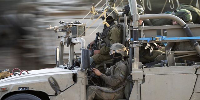 Солдаты ЦАХАЛ въезжают в армейский плацдарм недалеко от границы с сектором Газа, воскресенье, 23 ноября 2023 года.