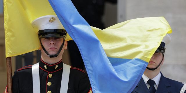 Солдаты почетного караула приветствует премьер-министра Украины Дениса Шмыгаля в Пентагоне