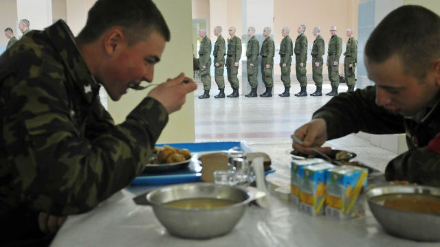 Солдаты-срочники в столовой 56-го гвардейского окружного учебного центра в поселке Сертолово Ленинградской области