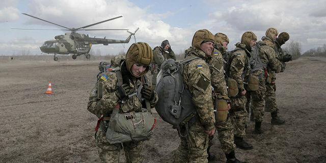 Солдаты украинской армии вр время военных учений на полигоне под Житомиром