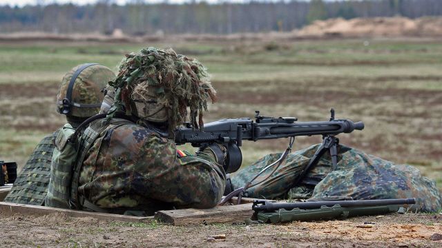 Солдаты вооруженных сил Германии во время учений Saber Strike-2016
