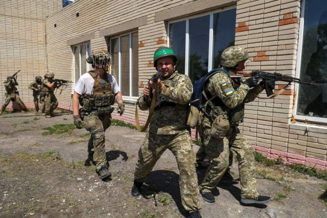 Солдаты ВСУ во время отработки навыков городского боя