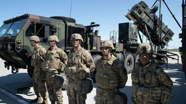 Солдаты армии США рядом с батареей "Патриот"