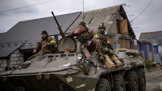 Солдаты ВСУ на бронетранспортере в окрестностях Киева, Украина