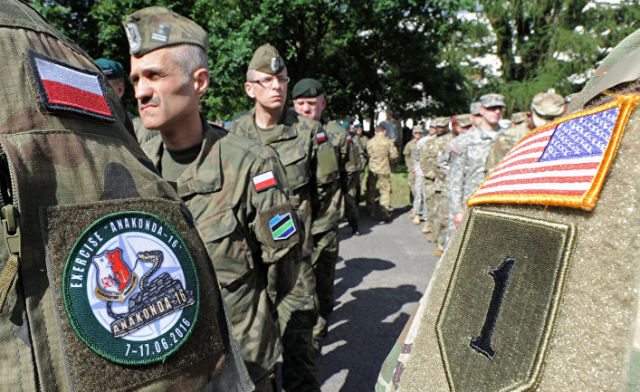 Солдаты польской армии и армии США на церемонии открытия военных учений "Анаконда-16"