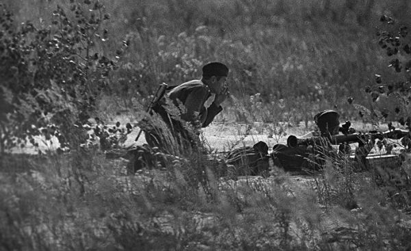 Солдаты стреляют из РПГ-7 на Общевойсковых учениях "Днепр"