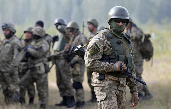 Солдаты украинской армии во время учений