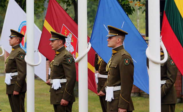 Солдаты во время церемонии в Вильнюсе, Литва