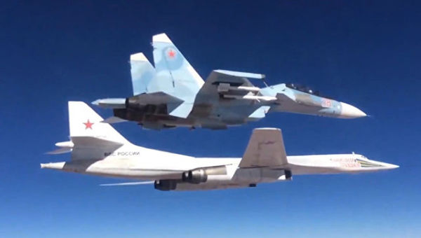 Сопровождение истребителем Су-30СМ бомбардировщика-ракетоносца Ту-160. Архивное фото