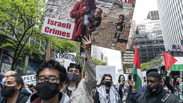 Сотни людей приняли участие в марше в поддержку Палестины на 42-й улице Манхэттена в Нью-Йорке. Скоро ожидаются тысячи