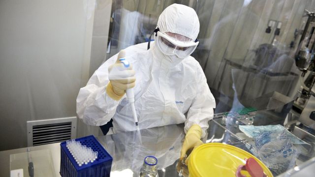 Сотрудница лаборатории ГУ НИИ эпидемиологии и микробиологии имени Н.Ф. Гамалеи, где разрабатывали вакцину против Эболы
