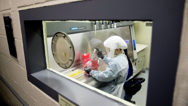 Сотрудник лаборатории работает с образцами коронавируса в Медицинском НИИ инфекционных заболеваний армии США на базе Форт-Детрик