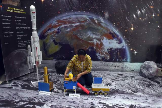 Сотрудник планетария Неру в Мумбаи показывает на макете миссию автоматической лунной станции «Чандраян-3»
