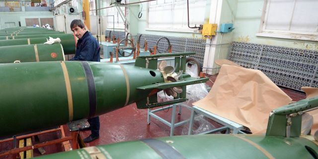 Сотрудник предприятия работает в цехе ОАО Завод Дагдизель в Каспийске