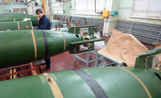 Сотрудник предприятия работает в цехе ОАО "Завод Дагдизель" в Каспийске