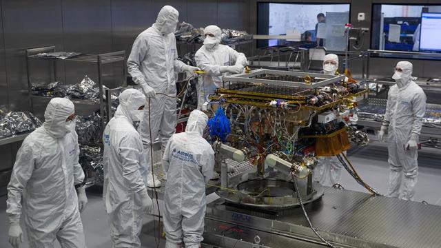 Сотрудники Airbus в лаборатории готовят к отправке во Францию ​​для испытаний марсоход «Розалинд Франклин», созданный для российско-европейской миссии на Марс (ExoMars 2020)