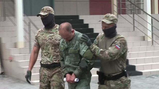Сотрудники ФСБ РФ с задержанным военнослужащим Ракетных войск стратегического назначения