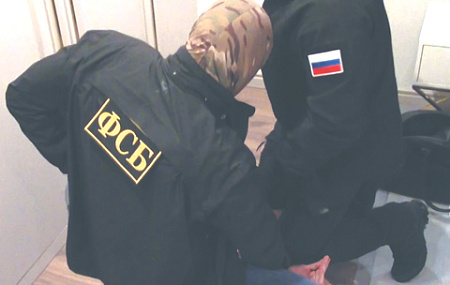 Сотрудники ФСБ задерживают разработчика вредоносного программного обеспечения из организованной преступной группы REvil. Фото РИА Новости