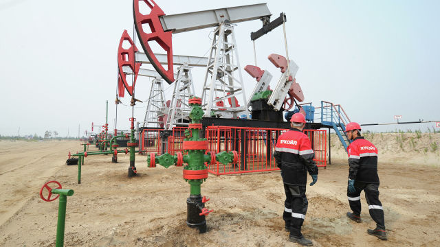 Сотрудники компании "Лукойл" на нефтяном кусте в районе города Покачи