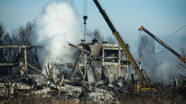 Сотрудники МЧС РФ разбирают завалы разрушенного здания ПТУ 19 в городе Макеевка