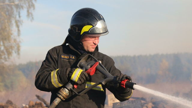 Сотрудники МЧС во время ликвидации пожаров в Рязанской области
