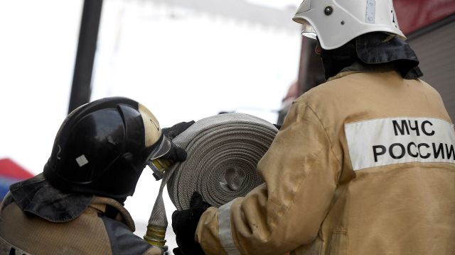 Сотрудники МЧС во время пожарно-тактических учений