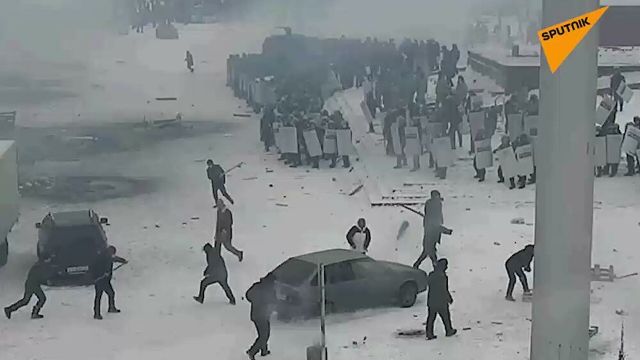 Сотрудники полиции и протестующие в Актобе (скриншот видео)
