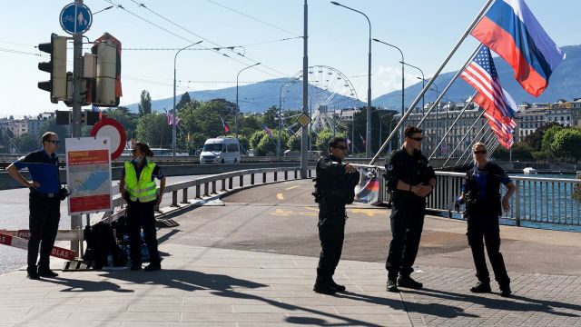 Сотрудники полиции перекрыли дорогу на улице в Женеве во время саммита президента России Владимира Путина и президента США Джо Байдена