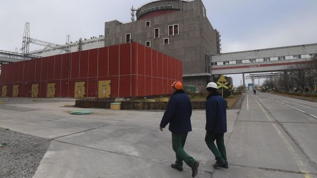 Сотрудники у 6-го энергоблока Запорожской атомной электростанции после недавних обстрелов со стороны ВСУ