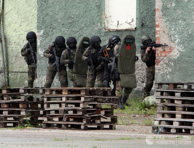 Сотрудники ФСБ отрабатывают действия по освобождению захваченного террористами здания. Архивное фото