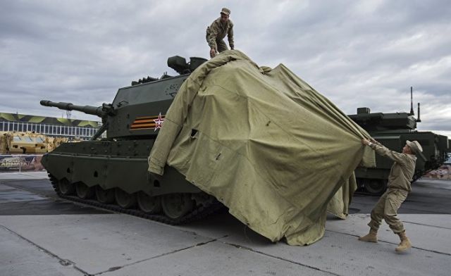 Сотрудники снимают тент с 152-миллиметровой самоходной артиллерийской установки "Коалиция-СВ"