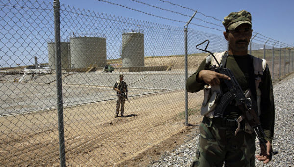 Сотрудники военизированной охраны возле нефтеперерабатывающего предприятия в Иракском Курдистане