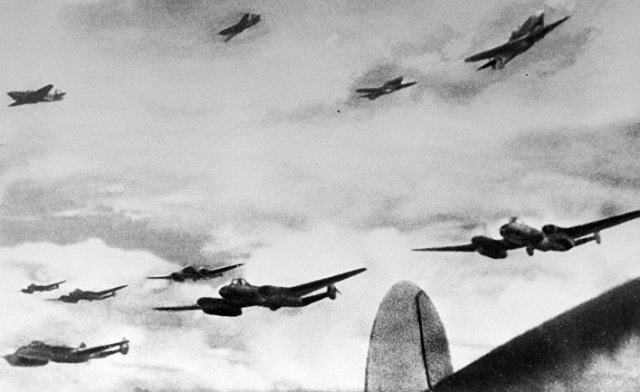 Советские бомбардировщики в сопровождении истребителей на боевом курсе